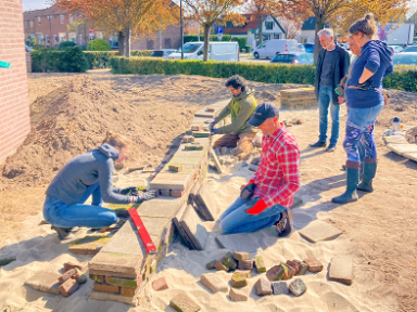 vrijwilligers leggen de tuin aan
